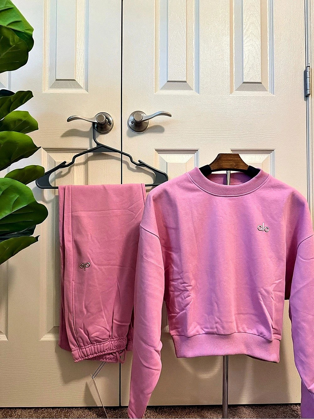 Alo Accolade Sweatpant and Cropped Accolade Crewneck Set Pink Small NWT Set
